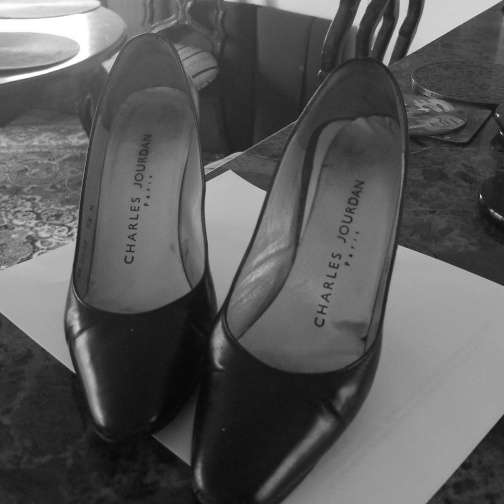 Black pumps